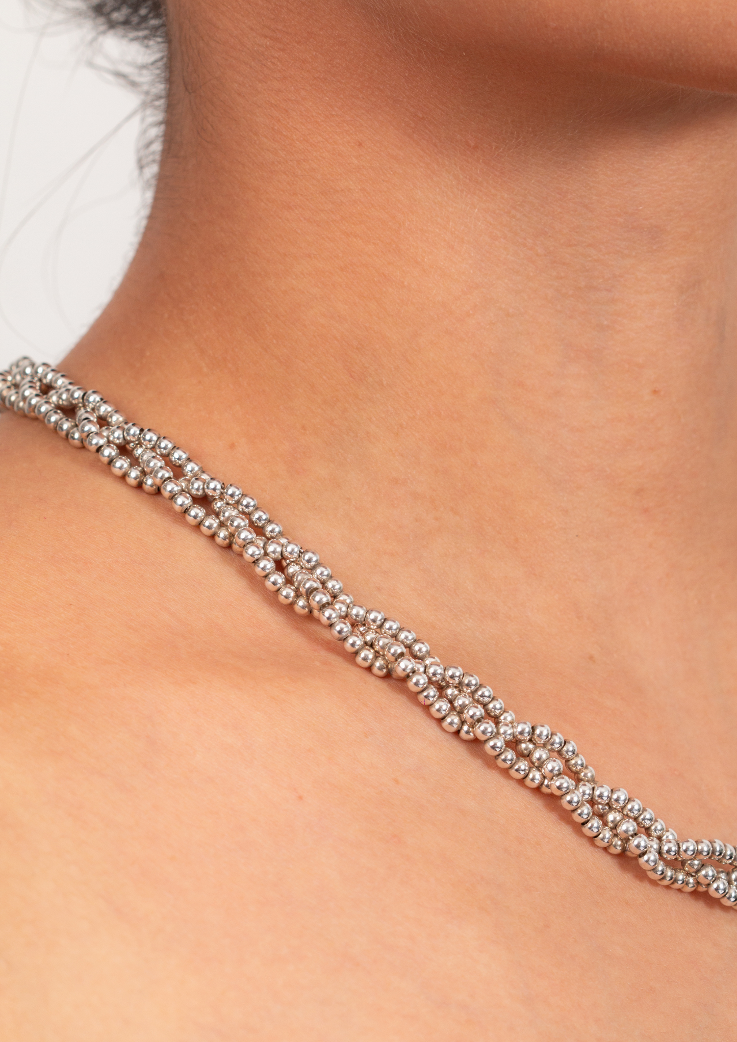 Collar de esferas trenzadas en espiral