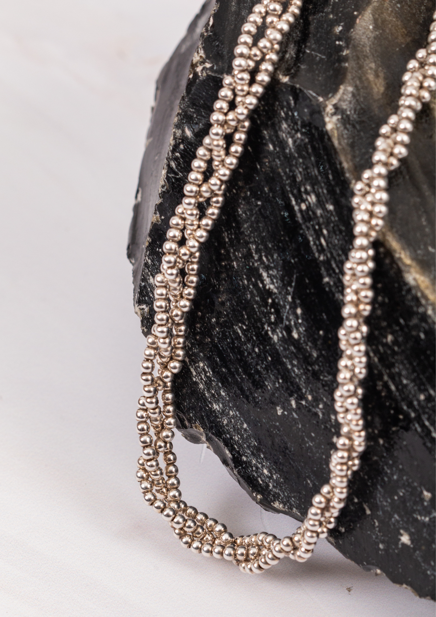 Collar de esferas trenzadas en espiral