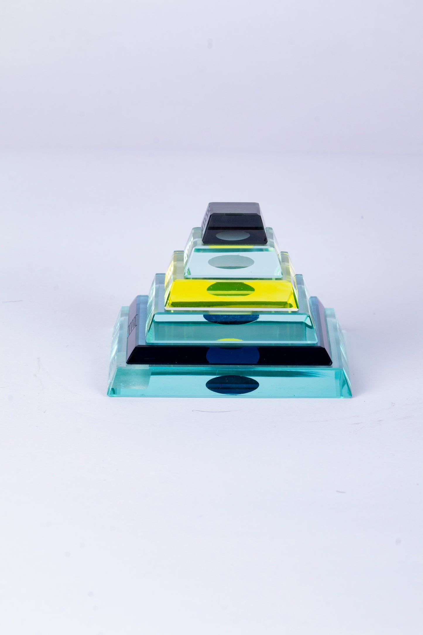 "Pirámide de Cristal: Escalera hacia la Energía Universal ✨"