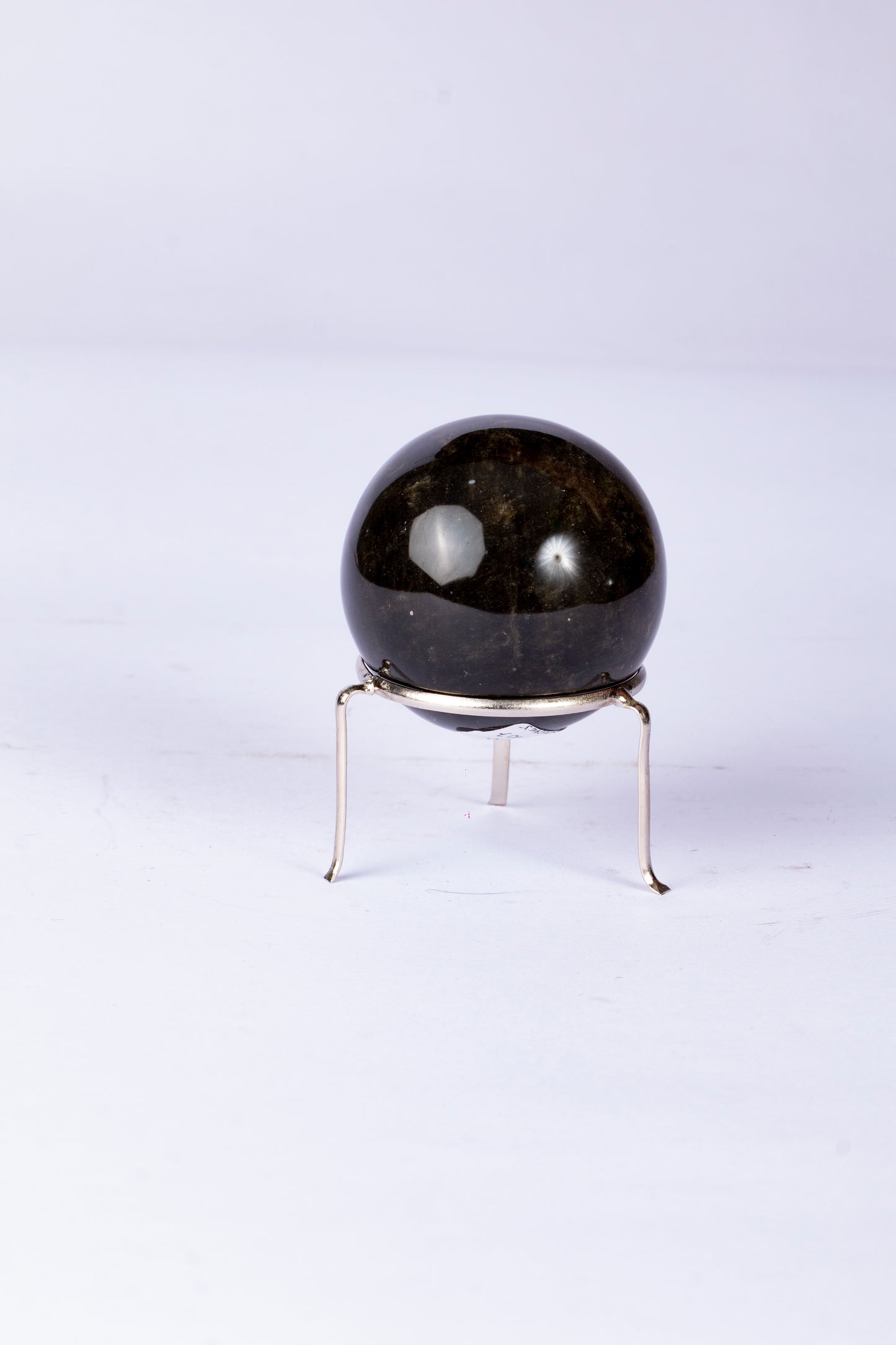 Esfera de Obsidiana Dorada con Base Metálica