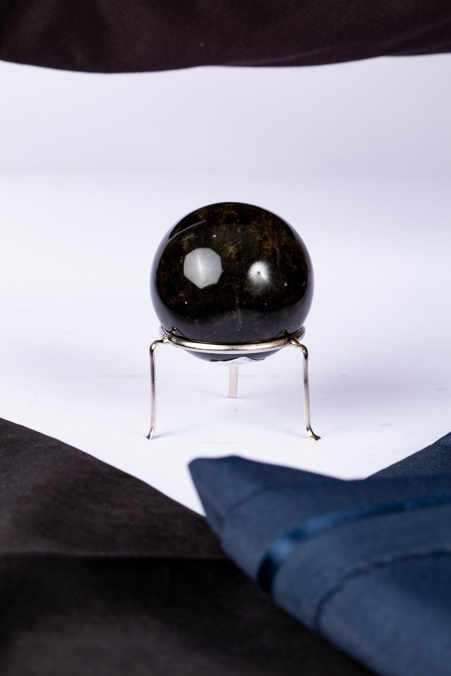 Esfera de Obsidiana Dorada con Base Metálica