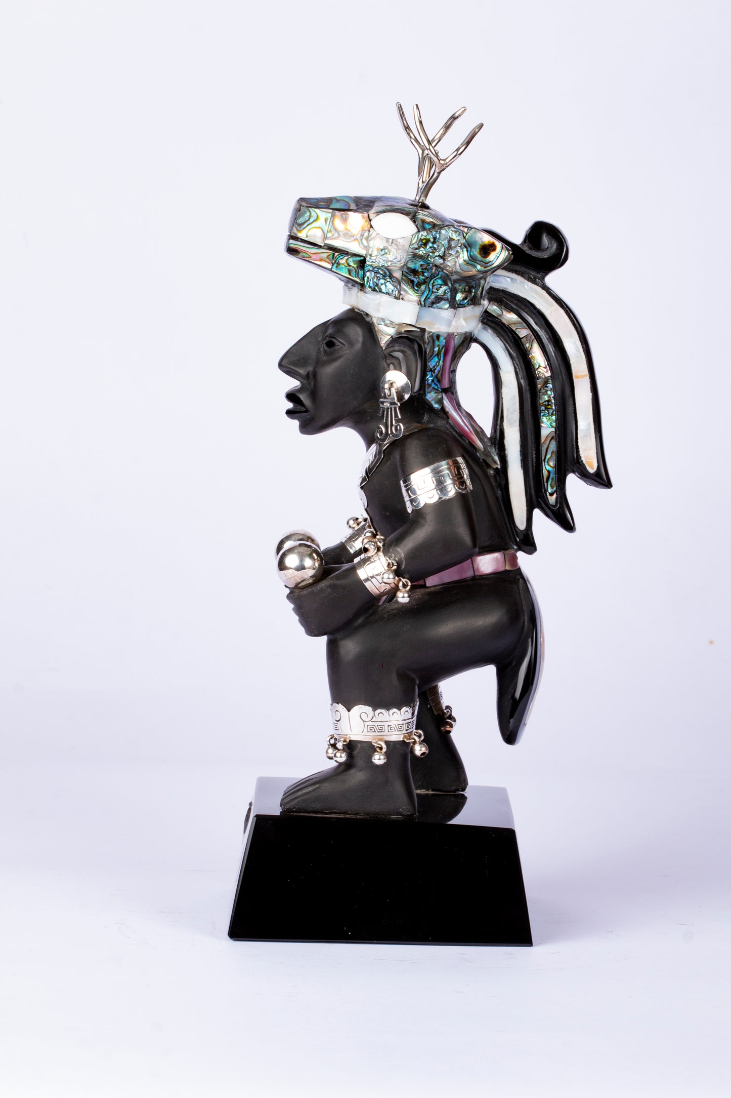 Figura de Danzante Prehispánico con Penacho de Venado