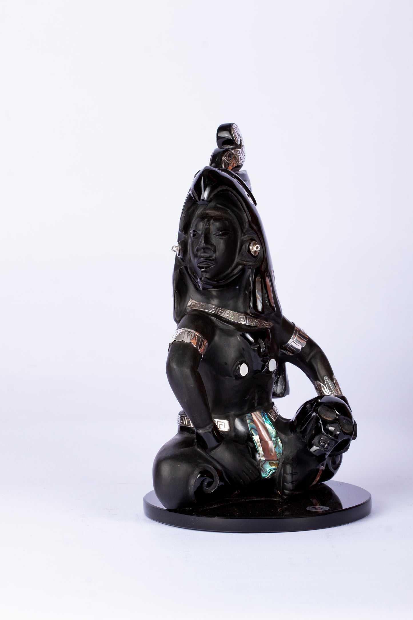 Guerrero Jaguar Meditativo en Obsidiana con Incrustaciones