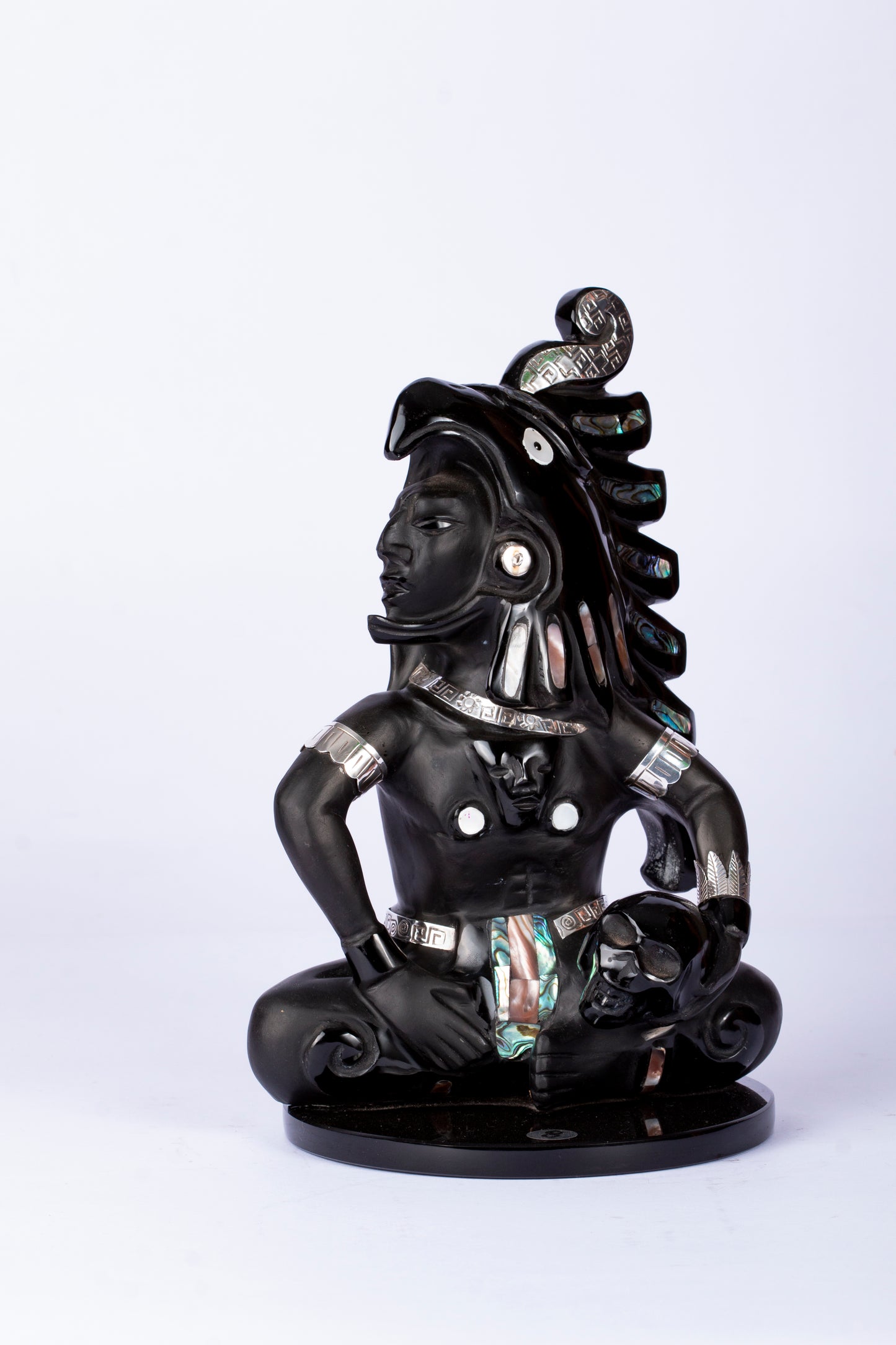 Guerrero Jaguar Meditativo en Obsidiana con Incrustaciones