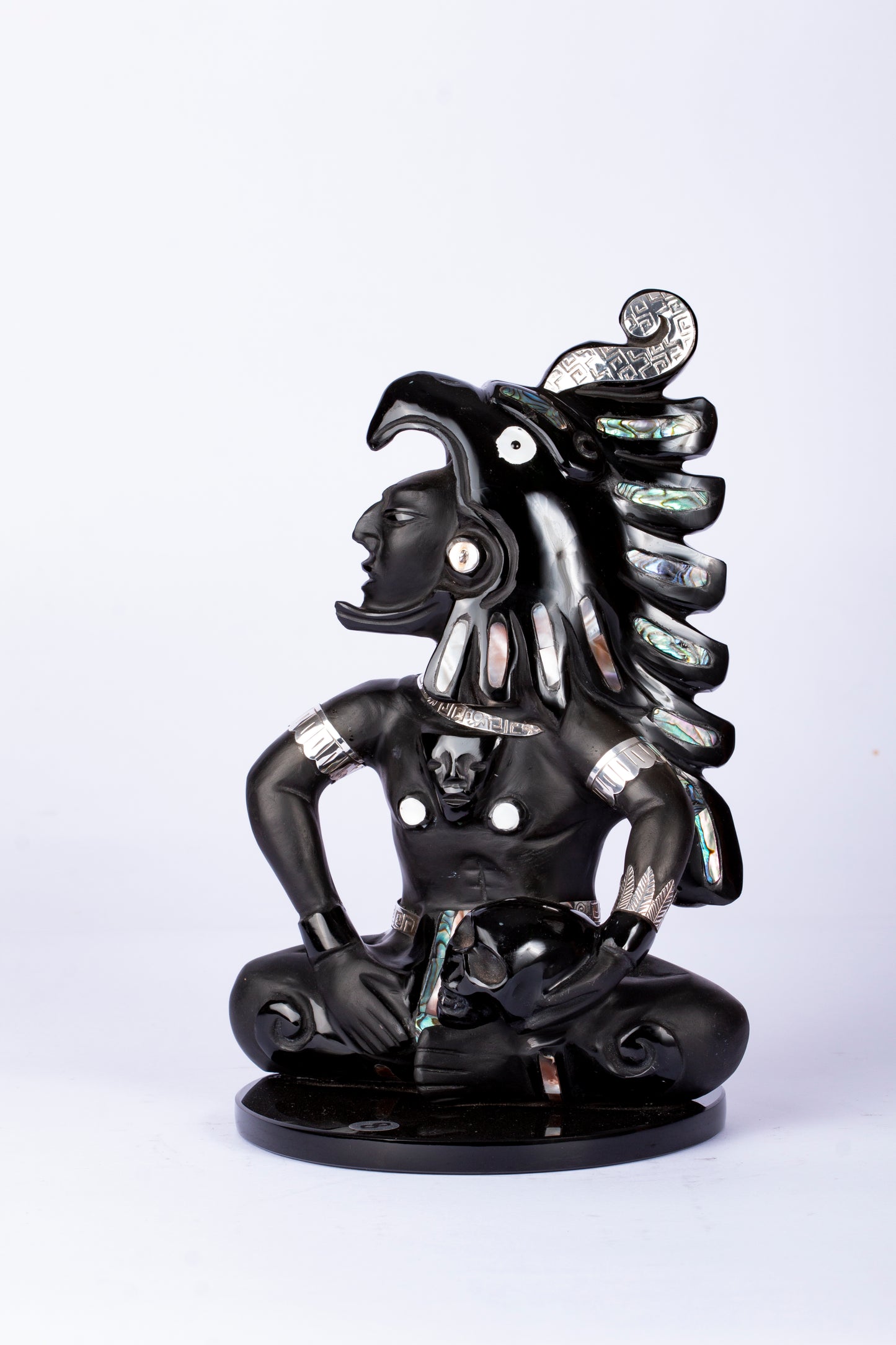 Guerrero Jaguar Meditativo en Obsidiana con Incrustaciones