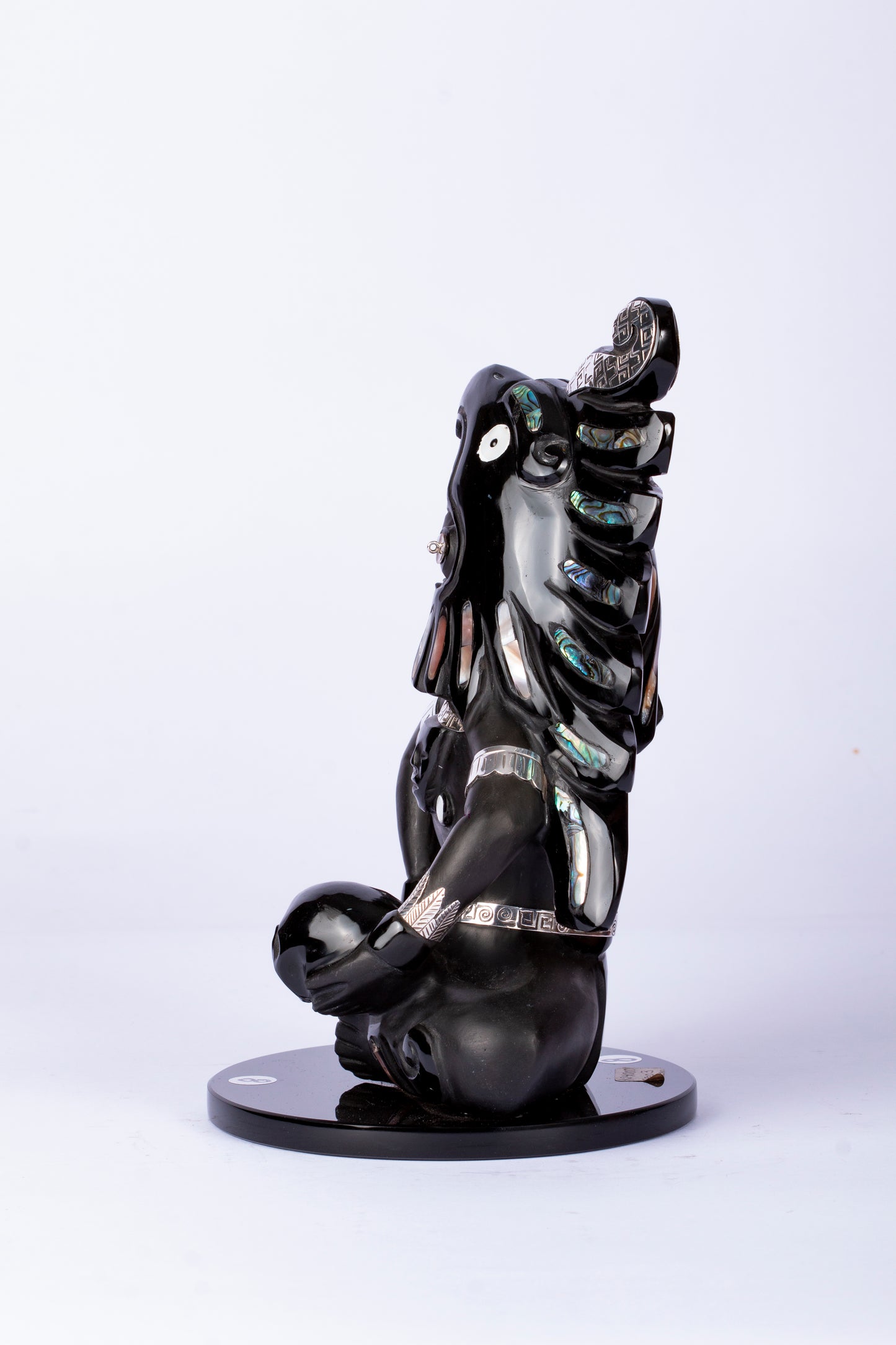 Guerrero Jaguar Meditativo en Obsidiana con Incrustaciones