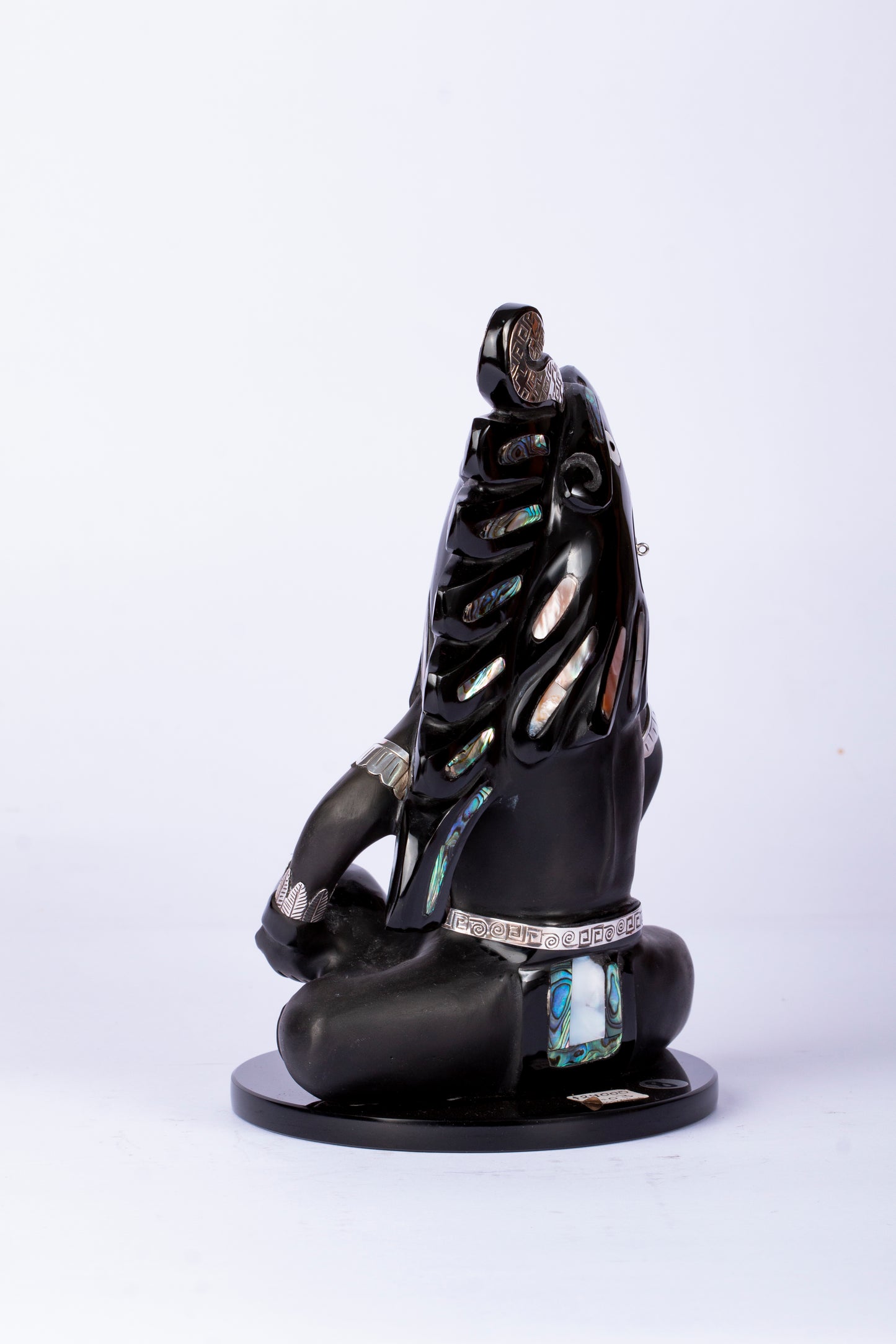 Guerrero Jaguar Meditativo en Obsidiana con Incrustaciones