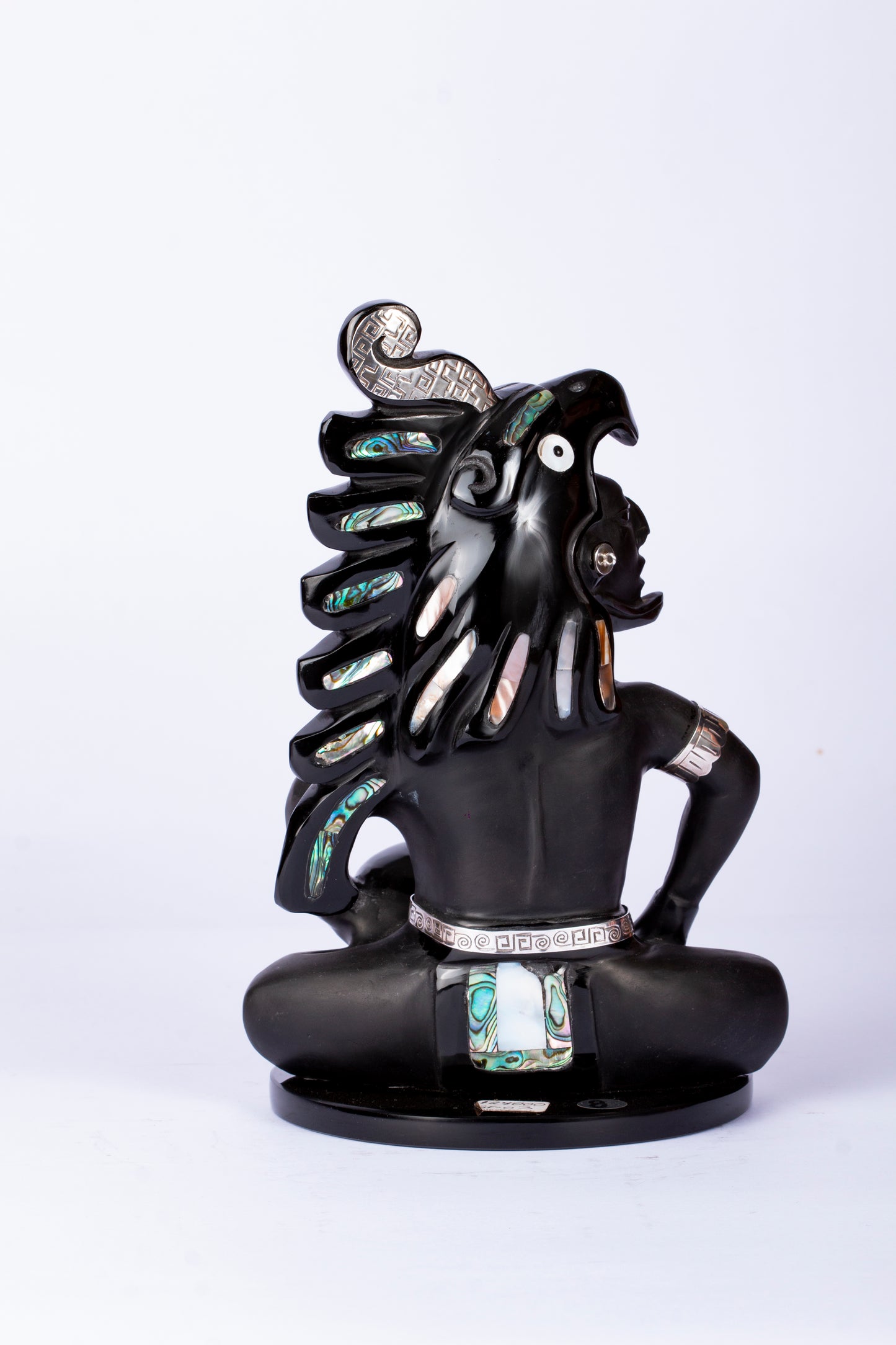 Guerrero Jaguar Meditativo en Obsidiana con Incrustaciones