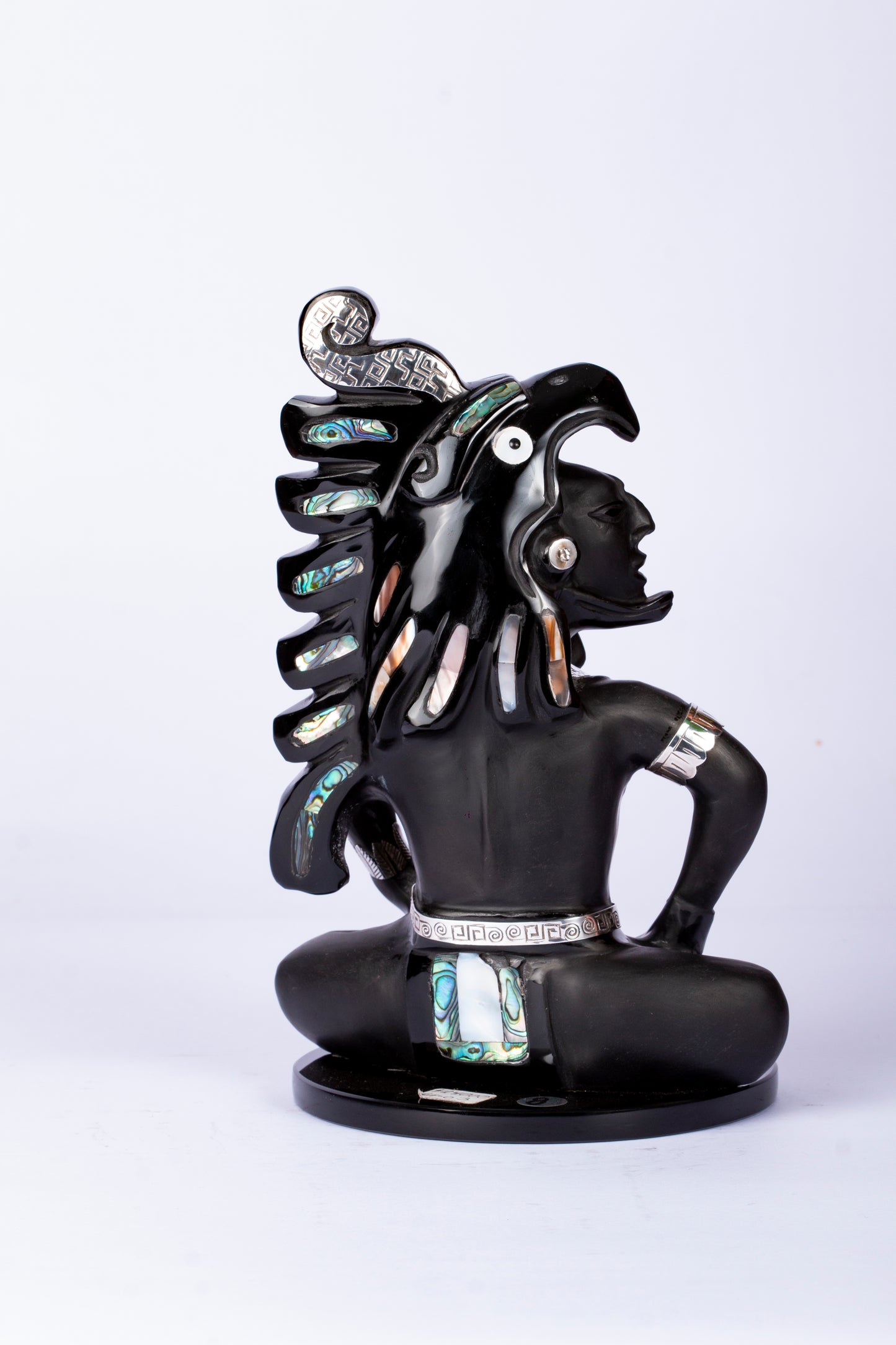 Guerrero Jaguar Meditativo en Obsidiana con Incrustaciones