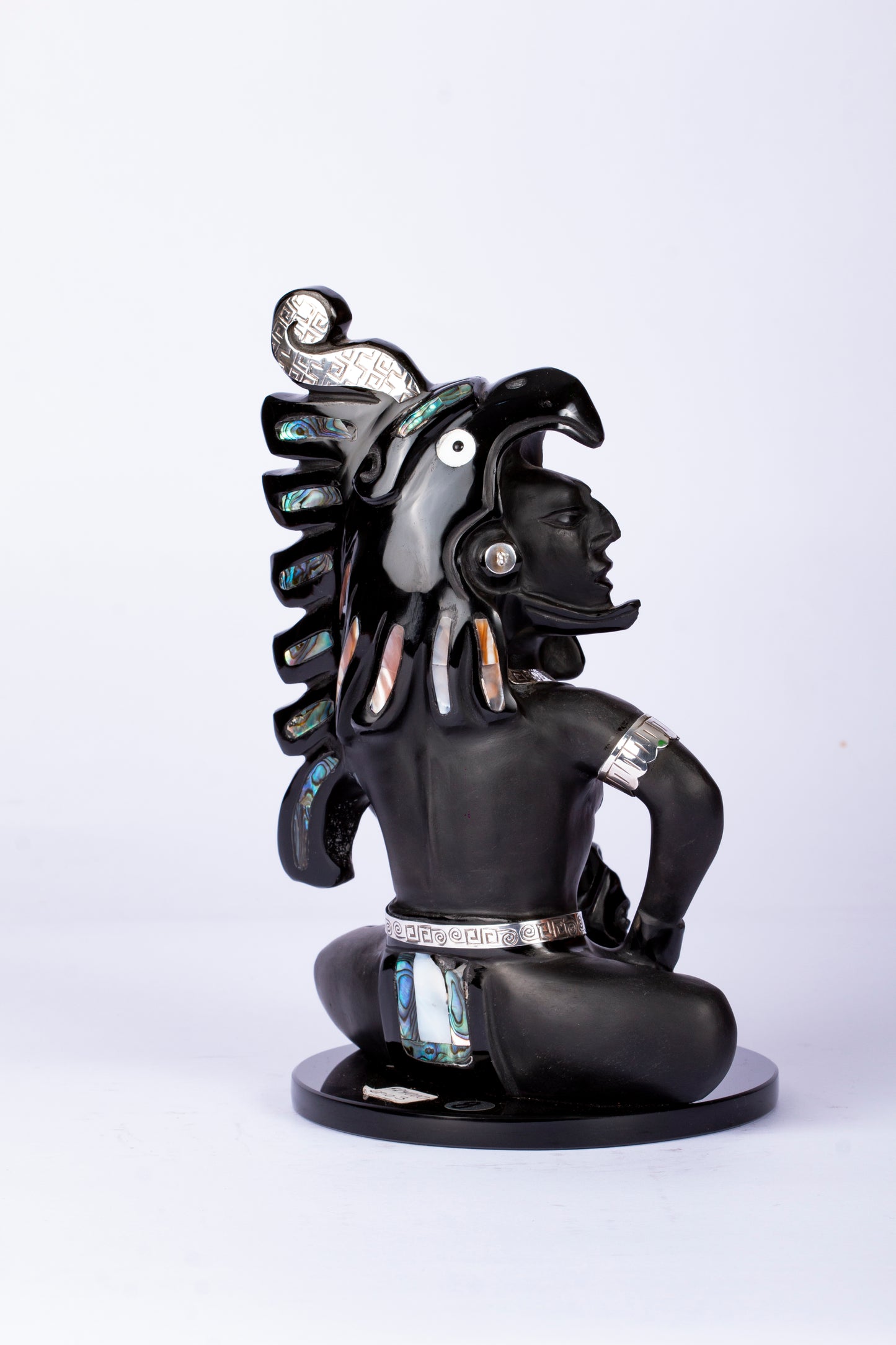 Guerrero Jaguar Meditativo en Obsidiana con Incrustaciones