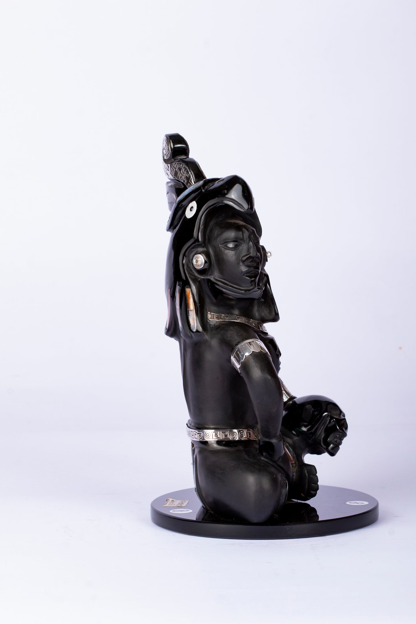 Guerrero Jaguar Meditativo en Obsidiana con Incrustaciones