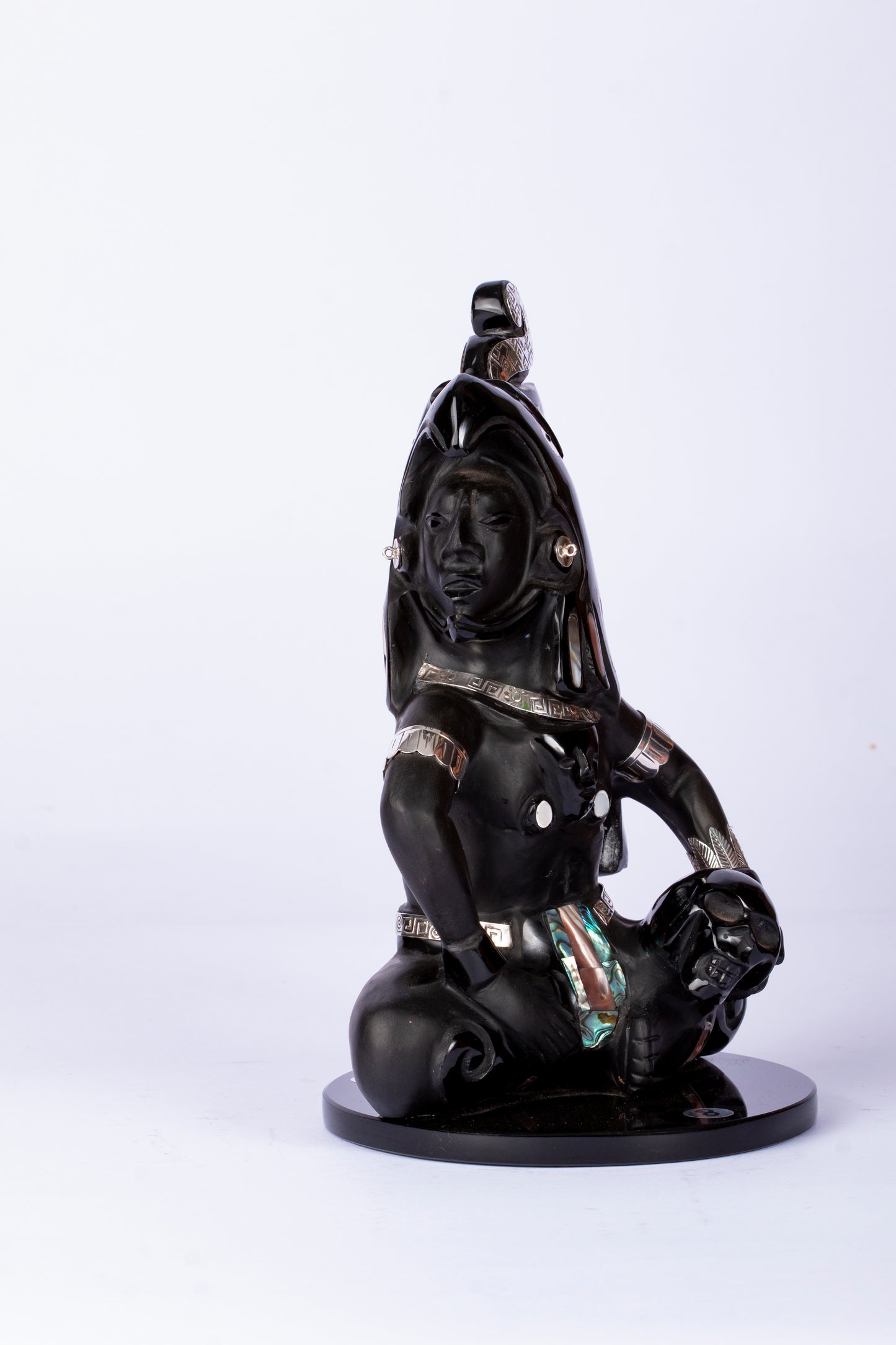 Guerrero Jaguar Meditativo en Obsidiana con Incrustaciones