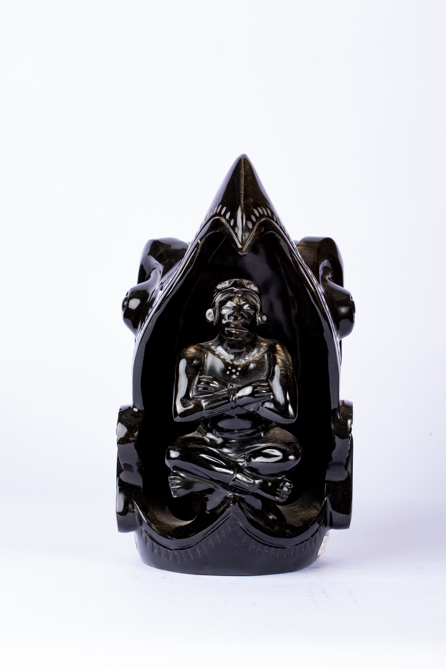 Guerrero Interior – Figura en Obsidiana dentro de Concha Espiritual