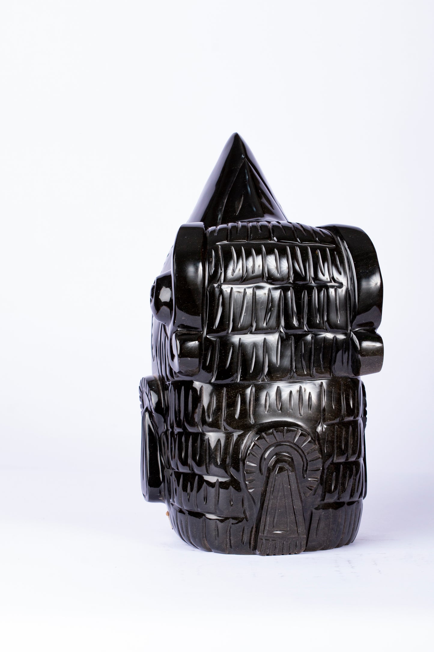 Guerrero Interior – Figura en Obsidiana dentro de Concha Espiritual