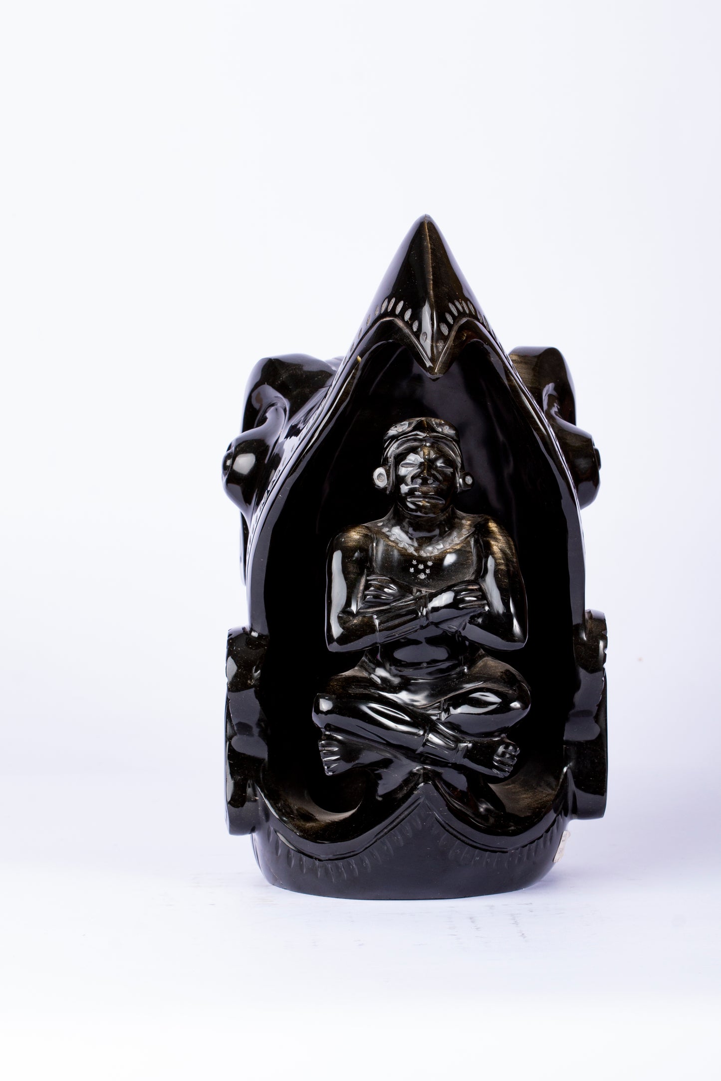 Guerrero Interior – Figura en Obsidiana dentro de Concha Espiritual