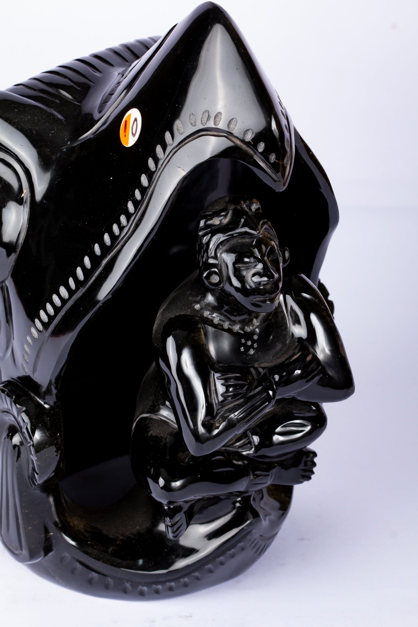 Guerrero Interior – Figura en Obsidiana dentro de Concha Espiritual