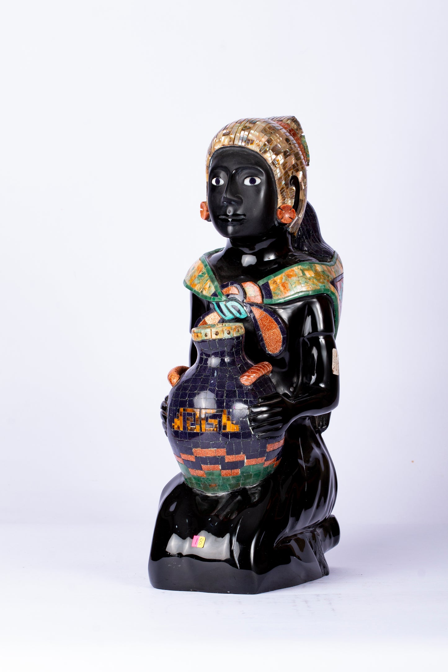 Mujer con Cántaro – Escultura en Obsidiana con Incrustaciones