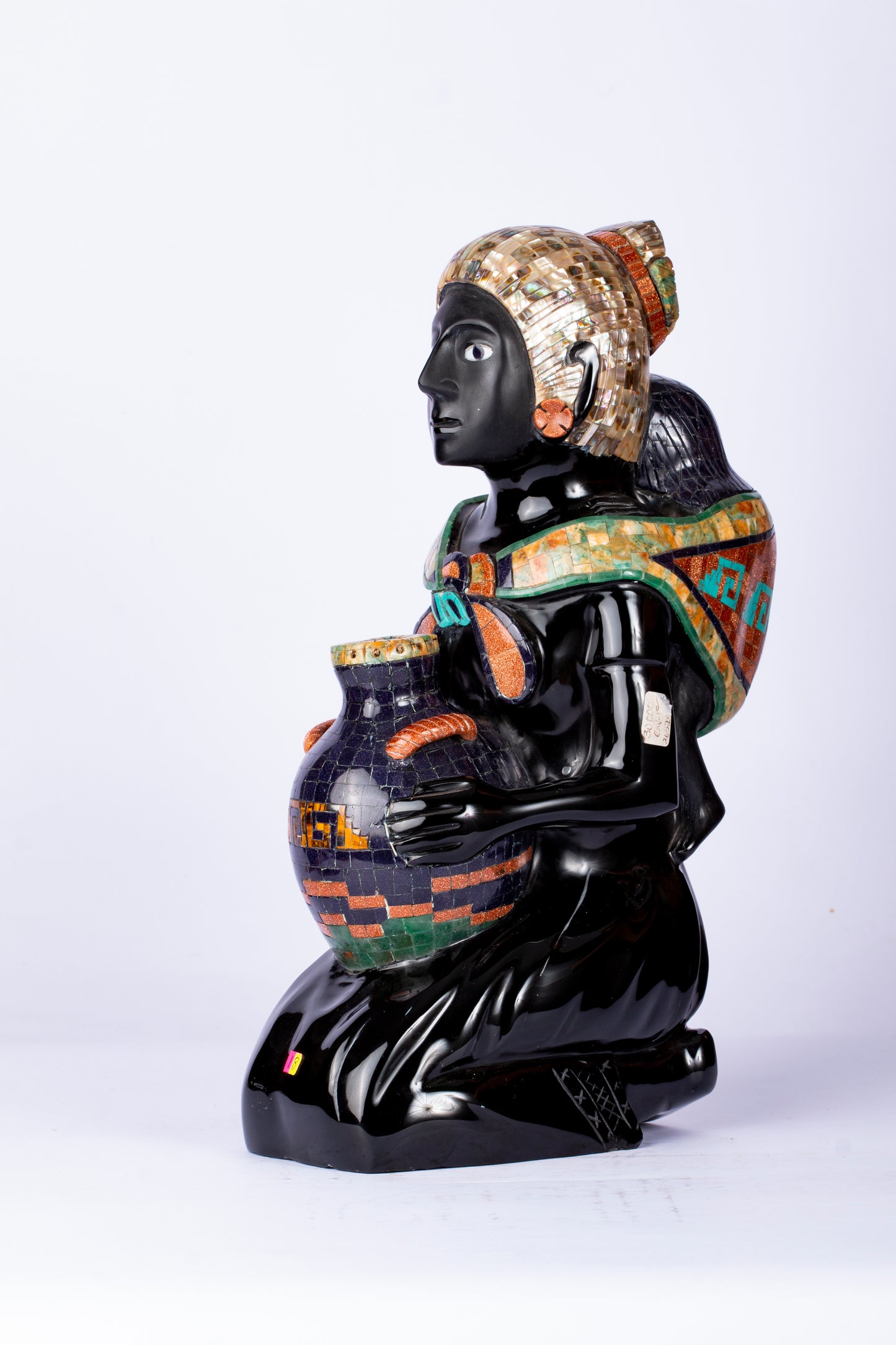 Mujer con Cántaro – Escultura en Obsidiana con Incrustaciones
