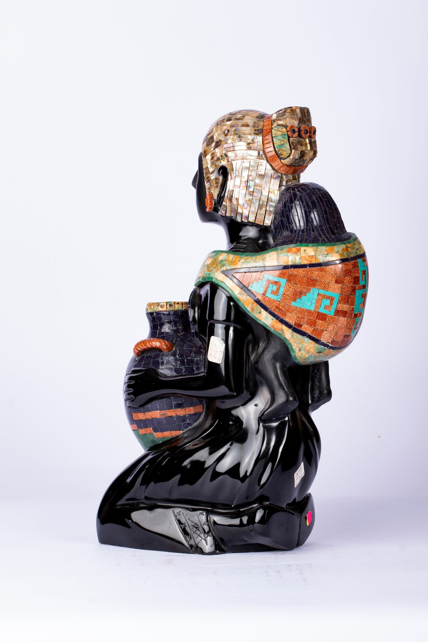 Mujer con Cántaro – Escultura en Obsidiana con Incrustaciones