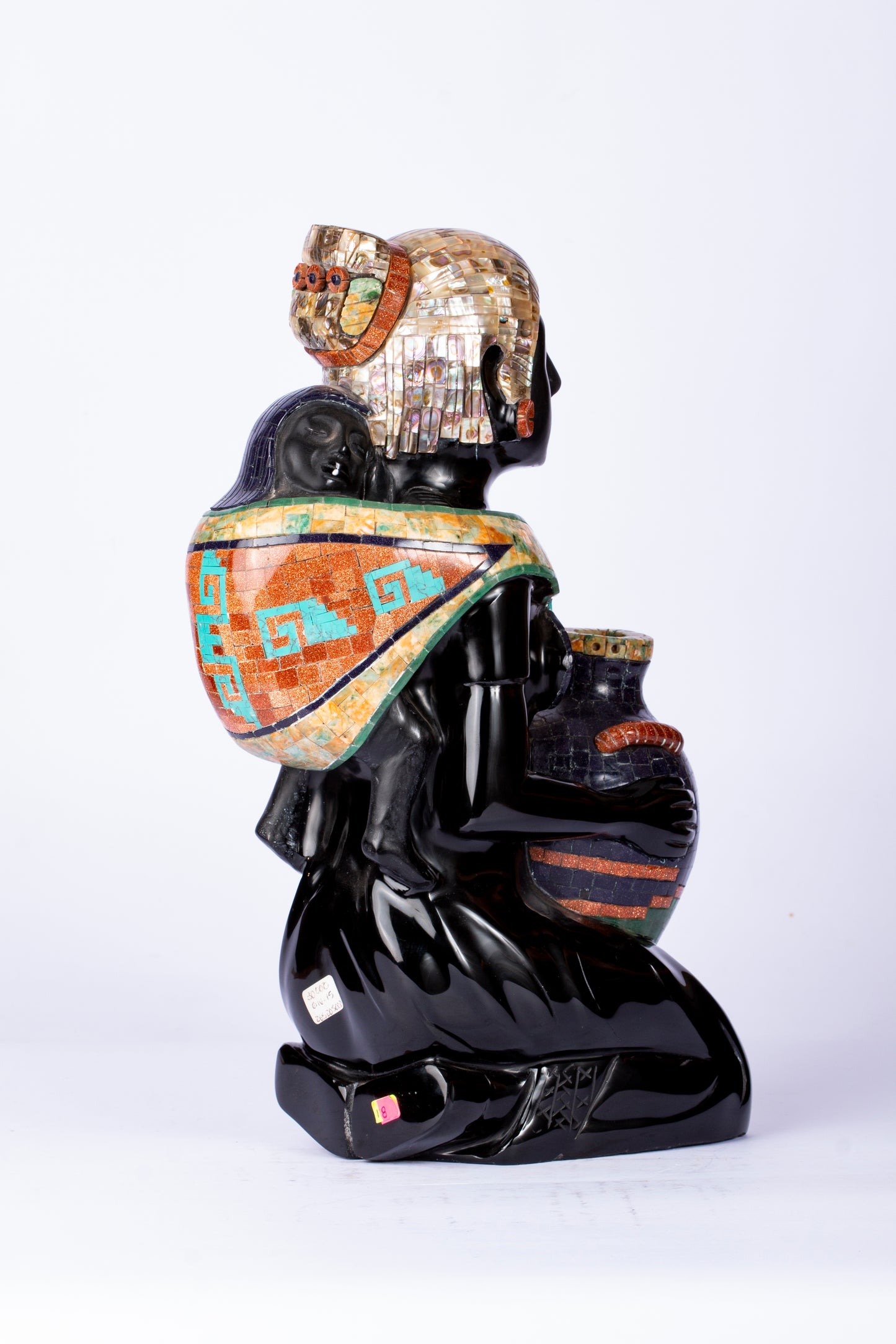 Mujer con Cántaro – Escultura en Obsidiana con Incrustaciones