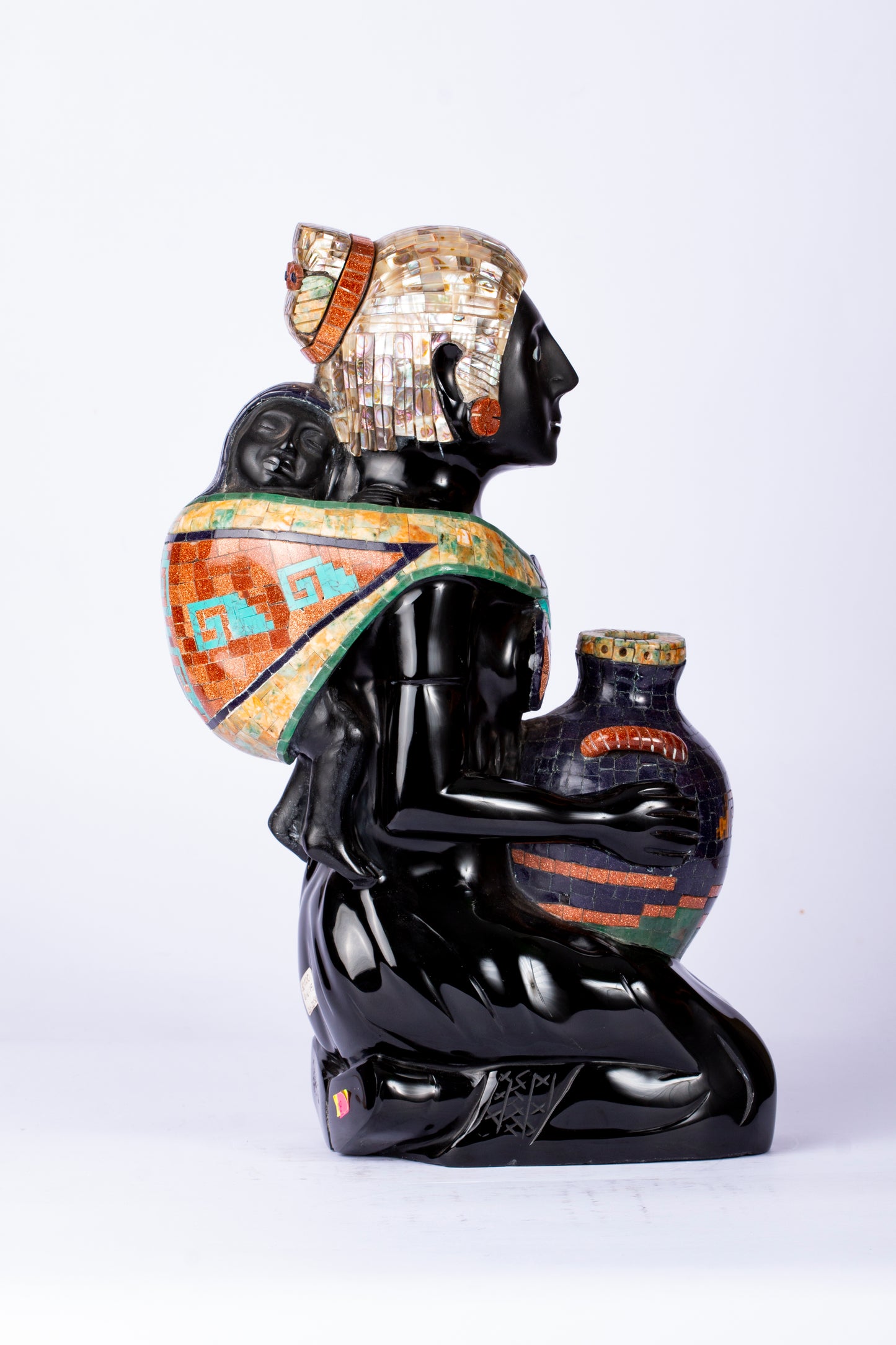 Mujer con Cántaro – Escultura en Obsidiana con Incrustaciones