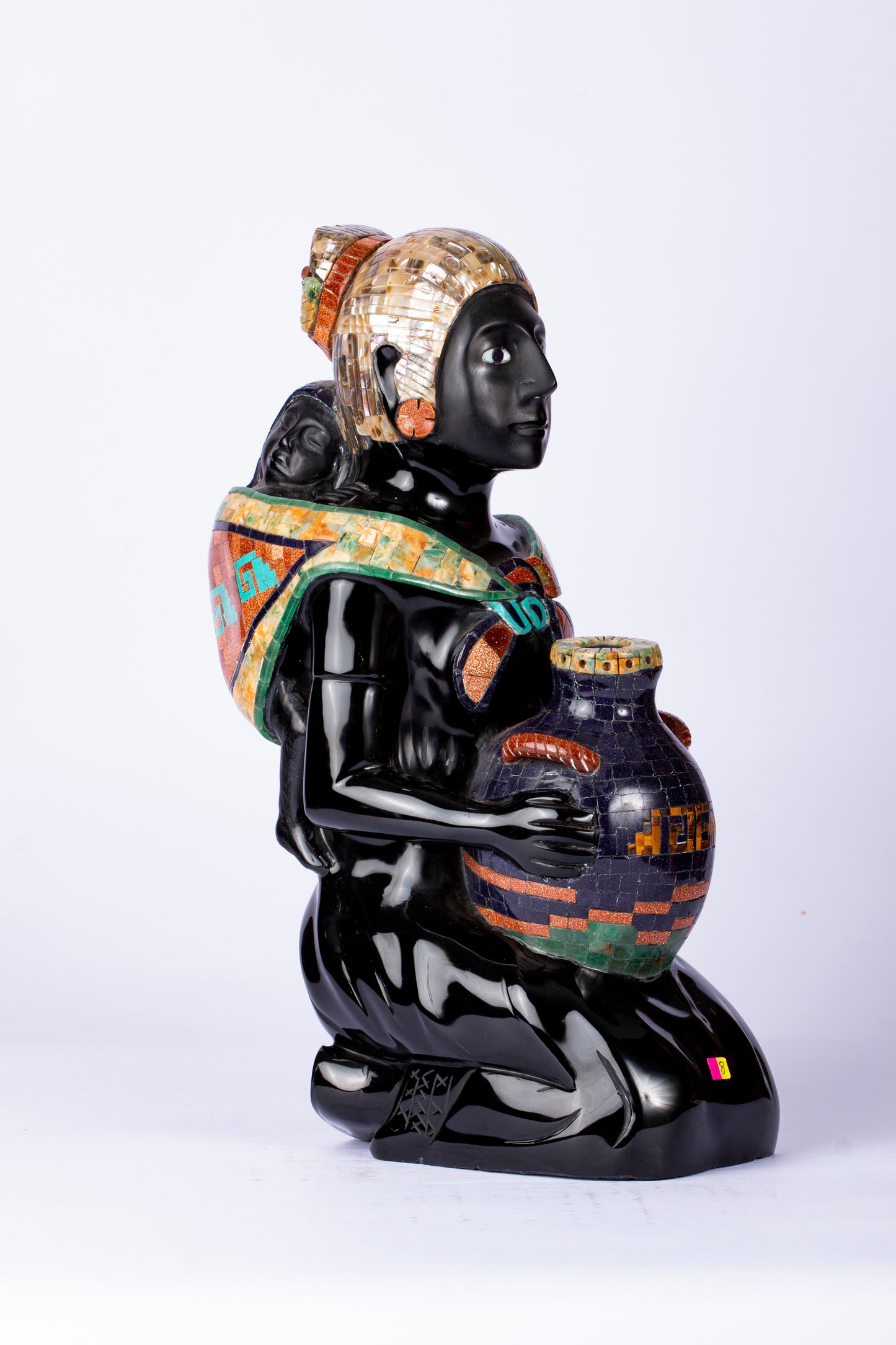 Mujer con Cántaro – Escultura en Obsidiana con Incrustaciones