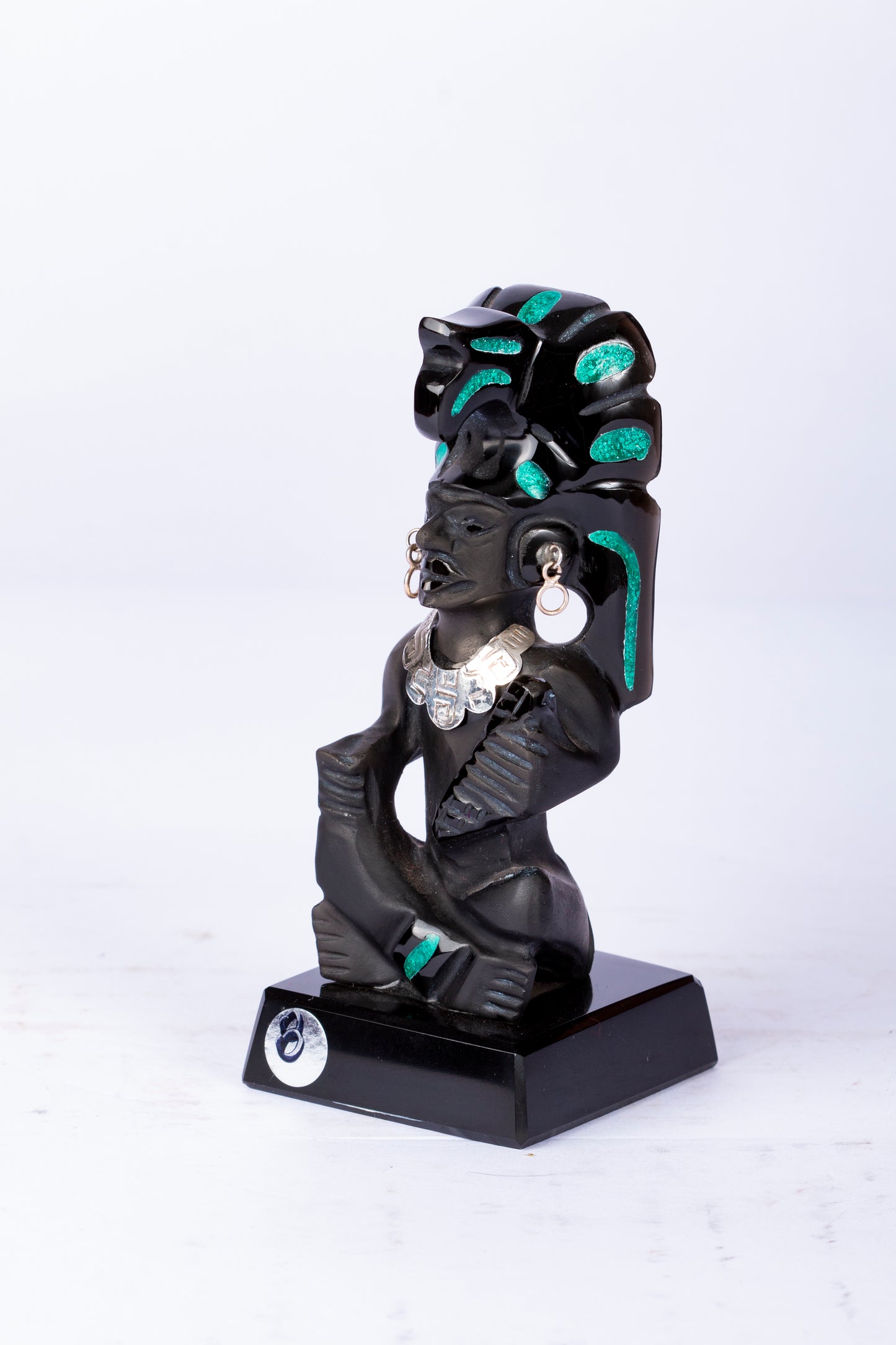 Figura de Guerrero Mesoamericano con Tocador de Jaguar