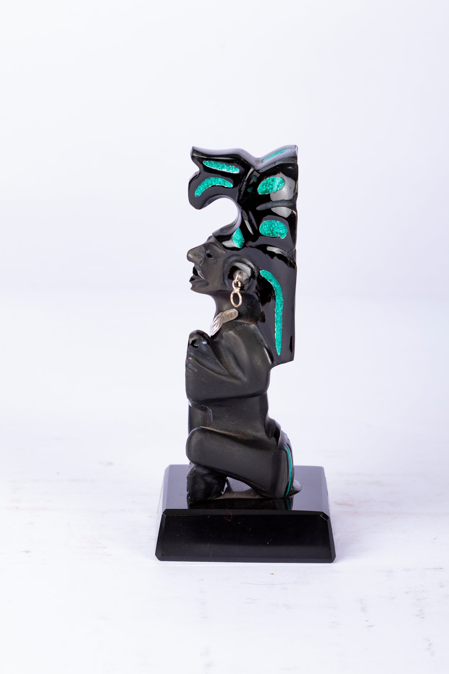 Figura de Guerrero Mesoamericano con Tocador de Jaguar
