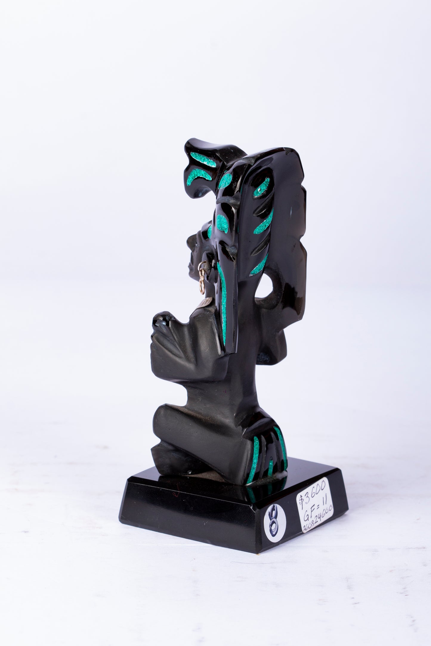 Figura de Guerrero Mesoamericano con Tocador de Jaguar
