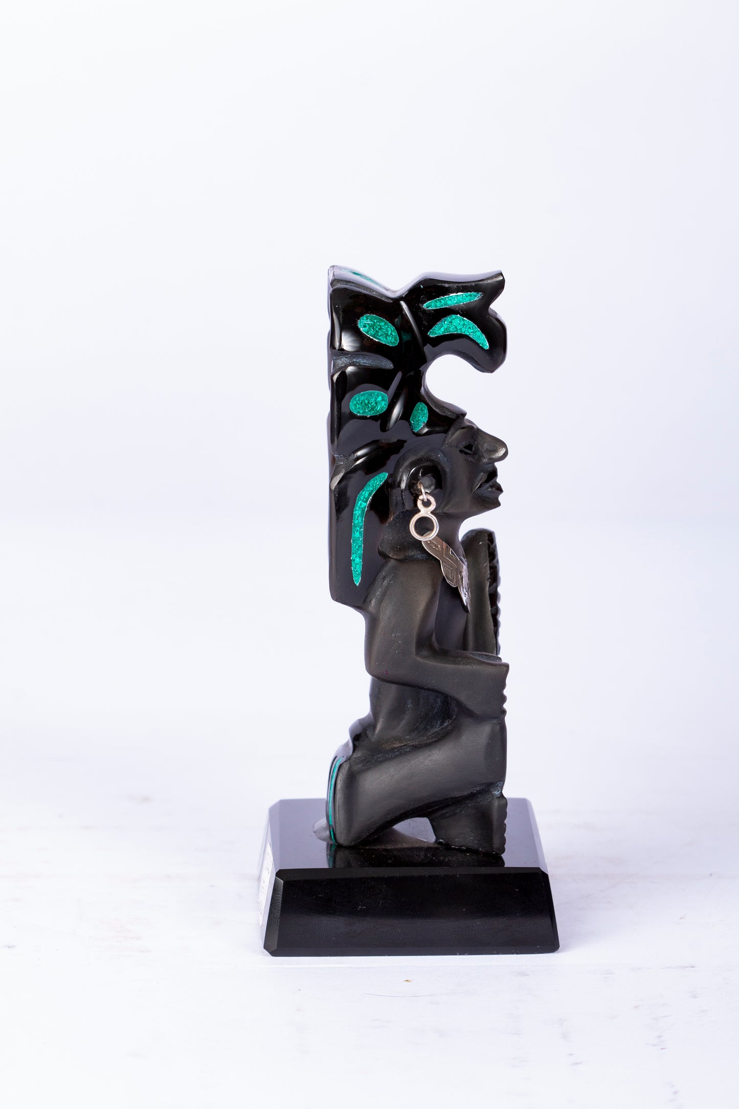 Figura de Guerrero Mesoamericano con Tocador de Jaguar
