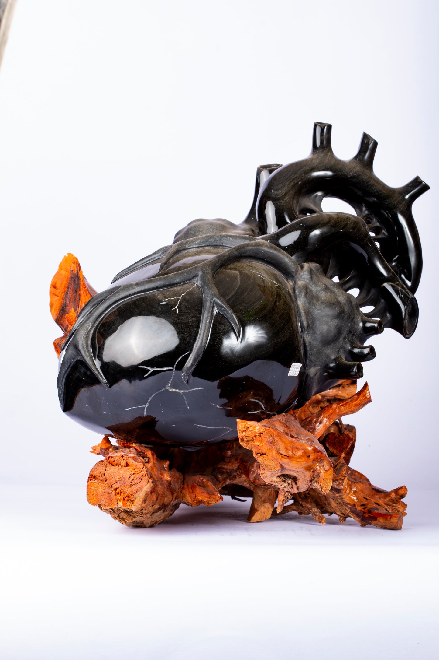 Corazón de Obsidiana – Escultura Orgánica sobre Madera