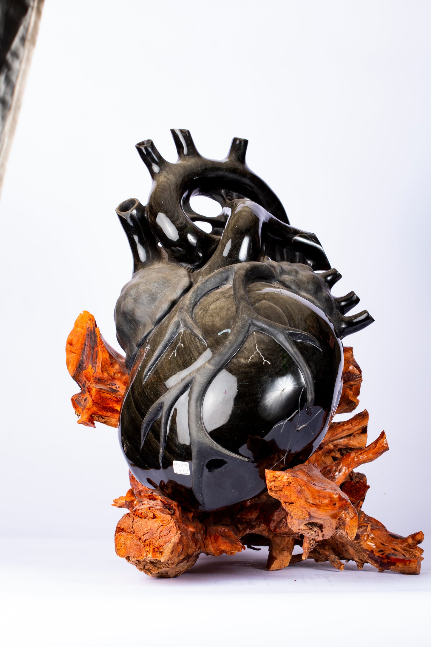 Corazón de Obsidiana – Escultura Orgánica sobre Madera