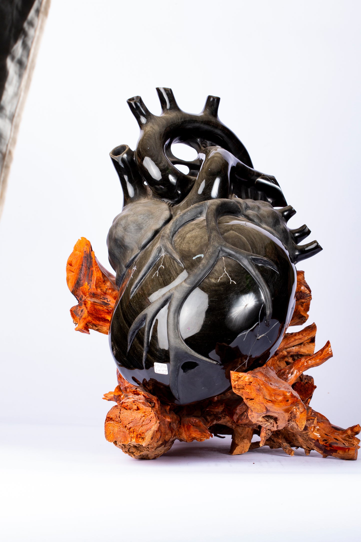 Corazón de Obsidiana – Escultura Orgánica sobre Madera