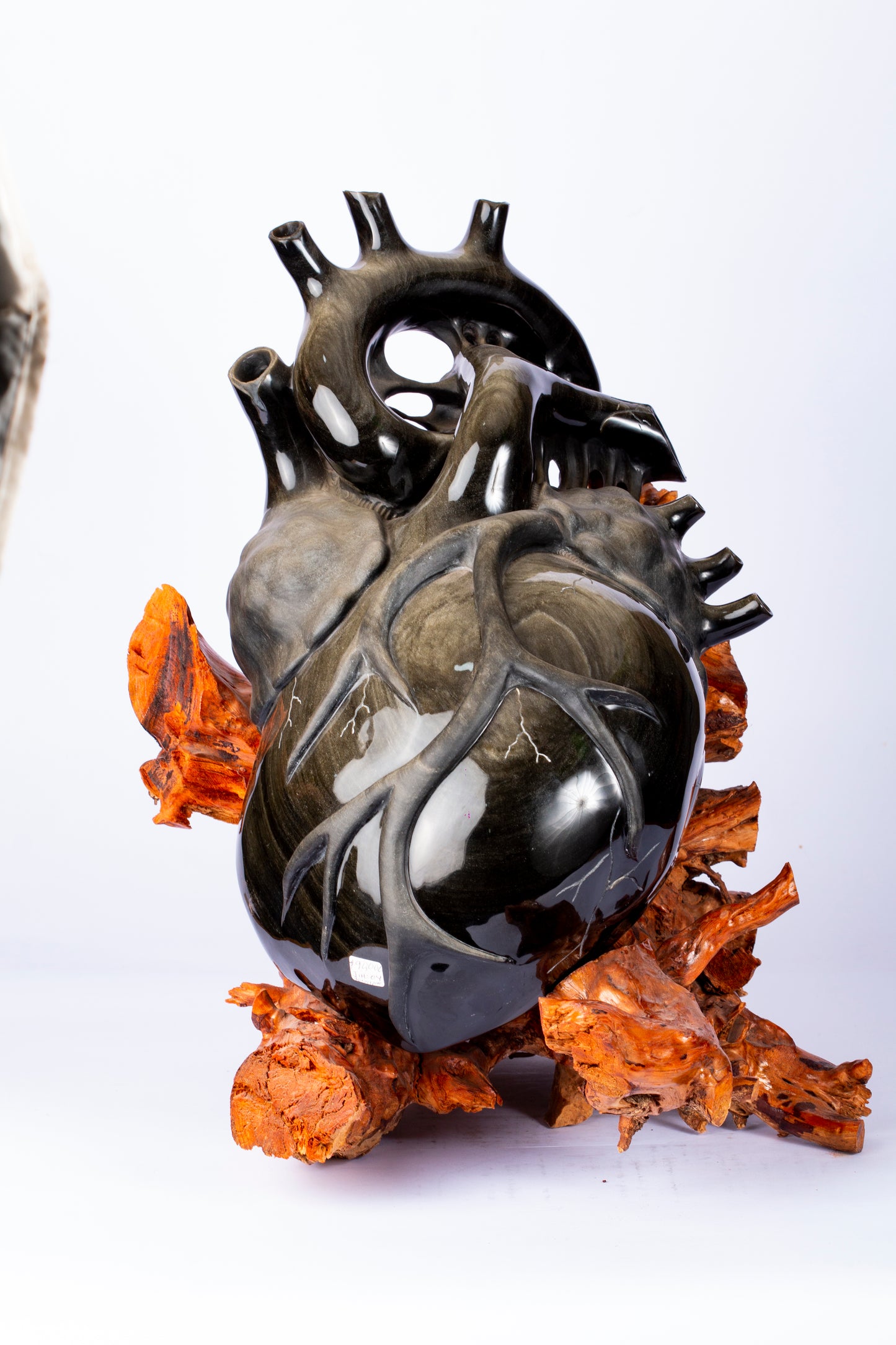 Corazón de Obsidiana – Escultura Orgánica sobre Madera