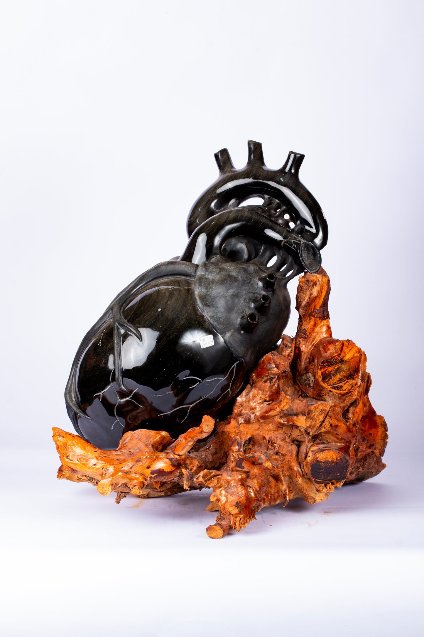 Corazón de Obsidiana – Escultura Orgánica sobre Madera