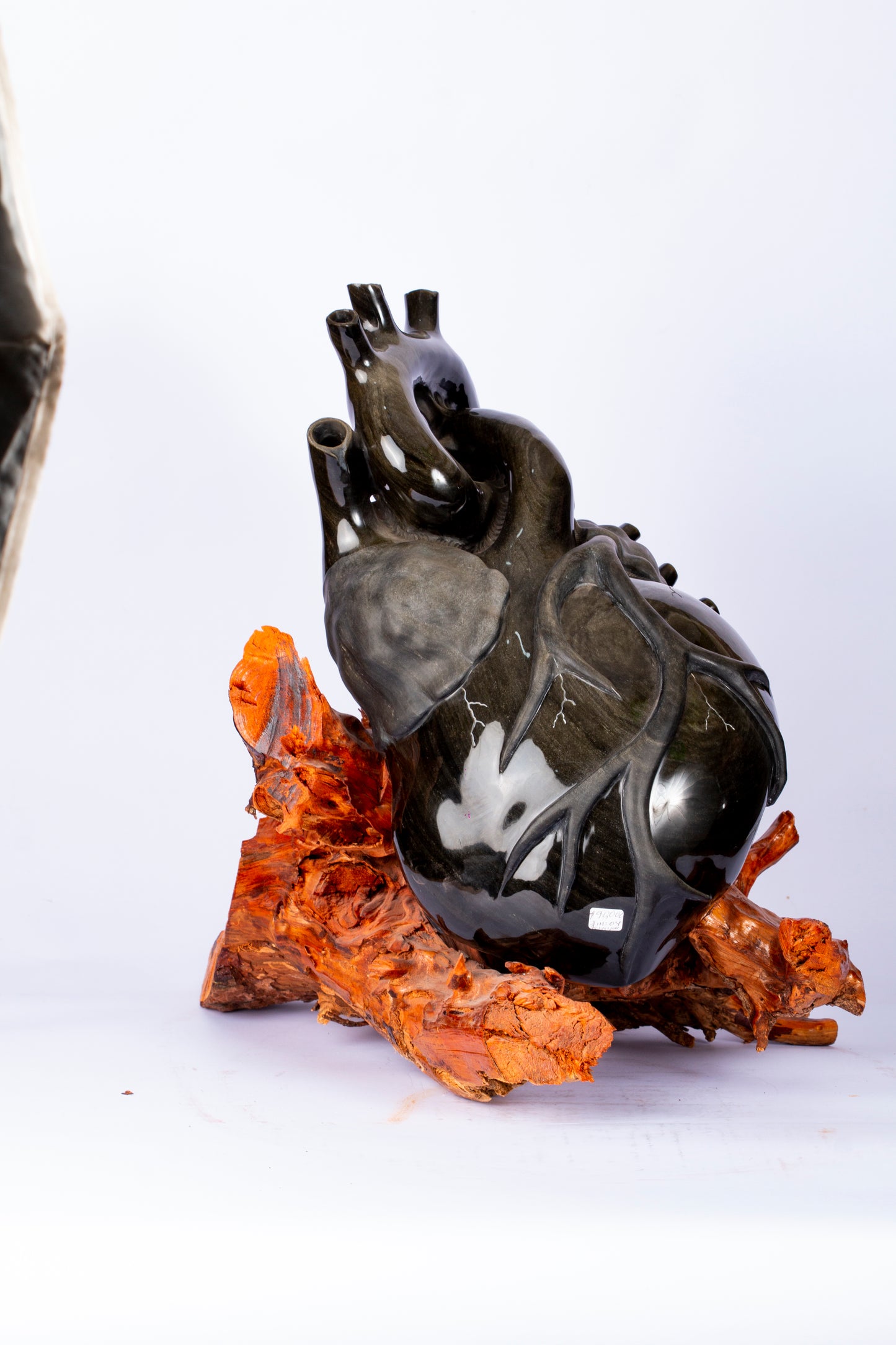 Corazón de Obsidiana – Escultura Orgánica sobre Madera
