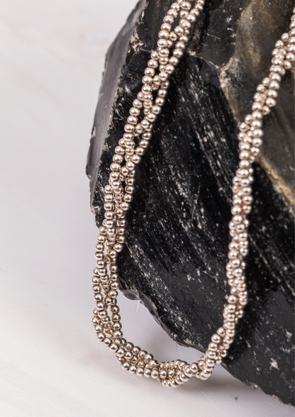 Collar de esferas trenzadas en espiral