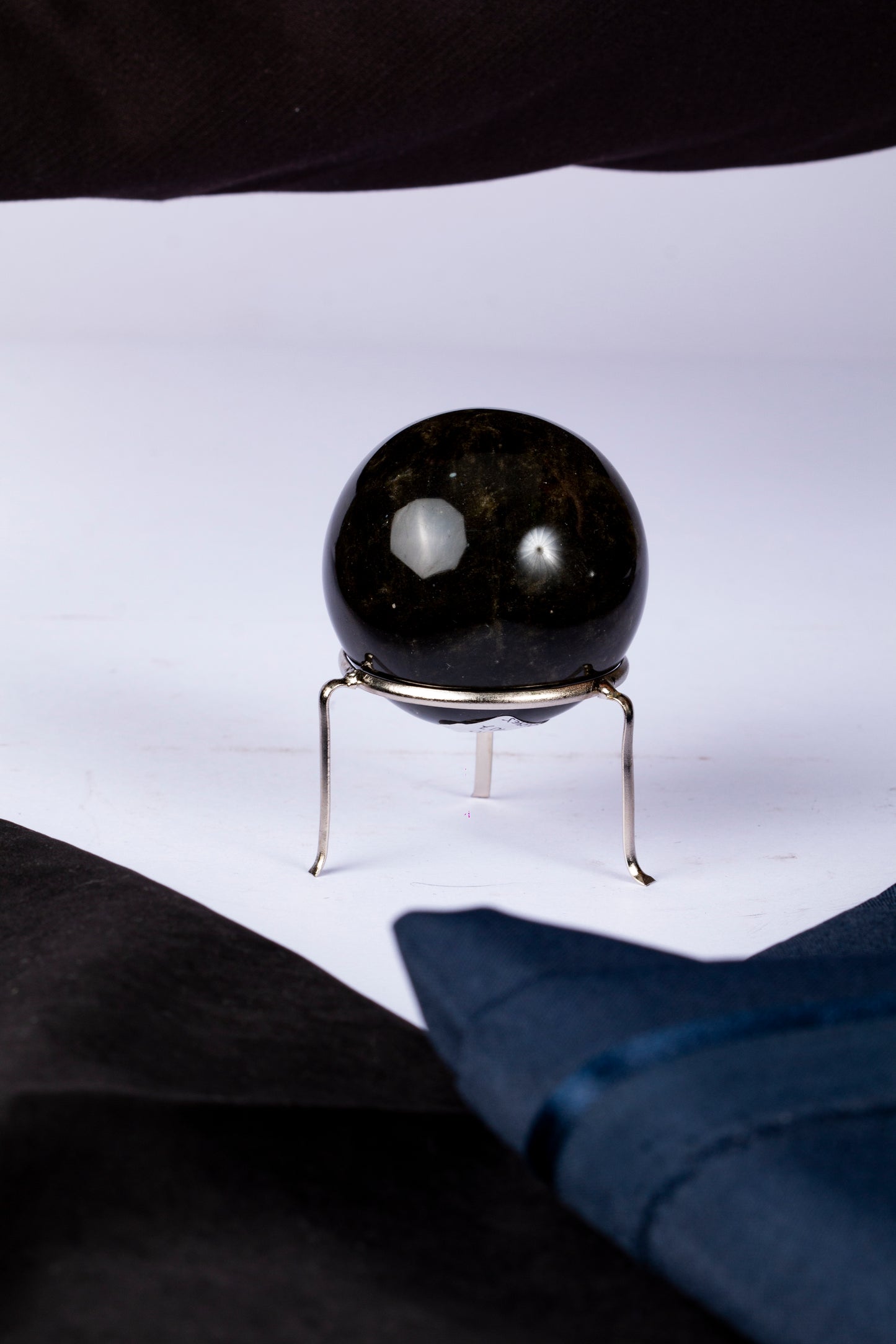 Esfera de Obsidiana Dorada con Base Metálica