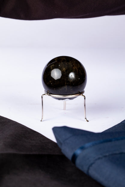 Esfera de Obsidiana Dorada con Base Metálica