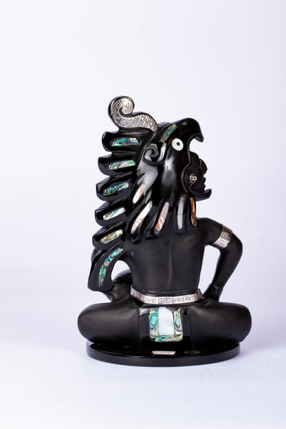 Guerrero Jaguar Meditativo en Obsidiana con Incrustaciones