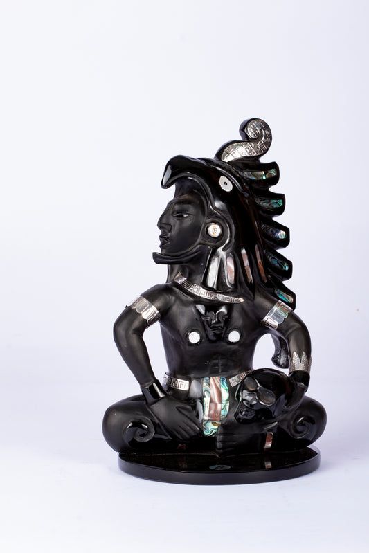 Guerrero Jaguar Meditativo en Obsidiana con Incrustaciones