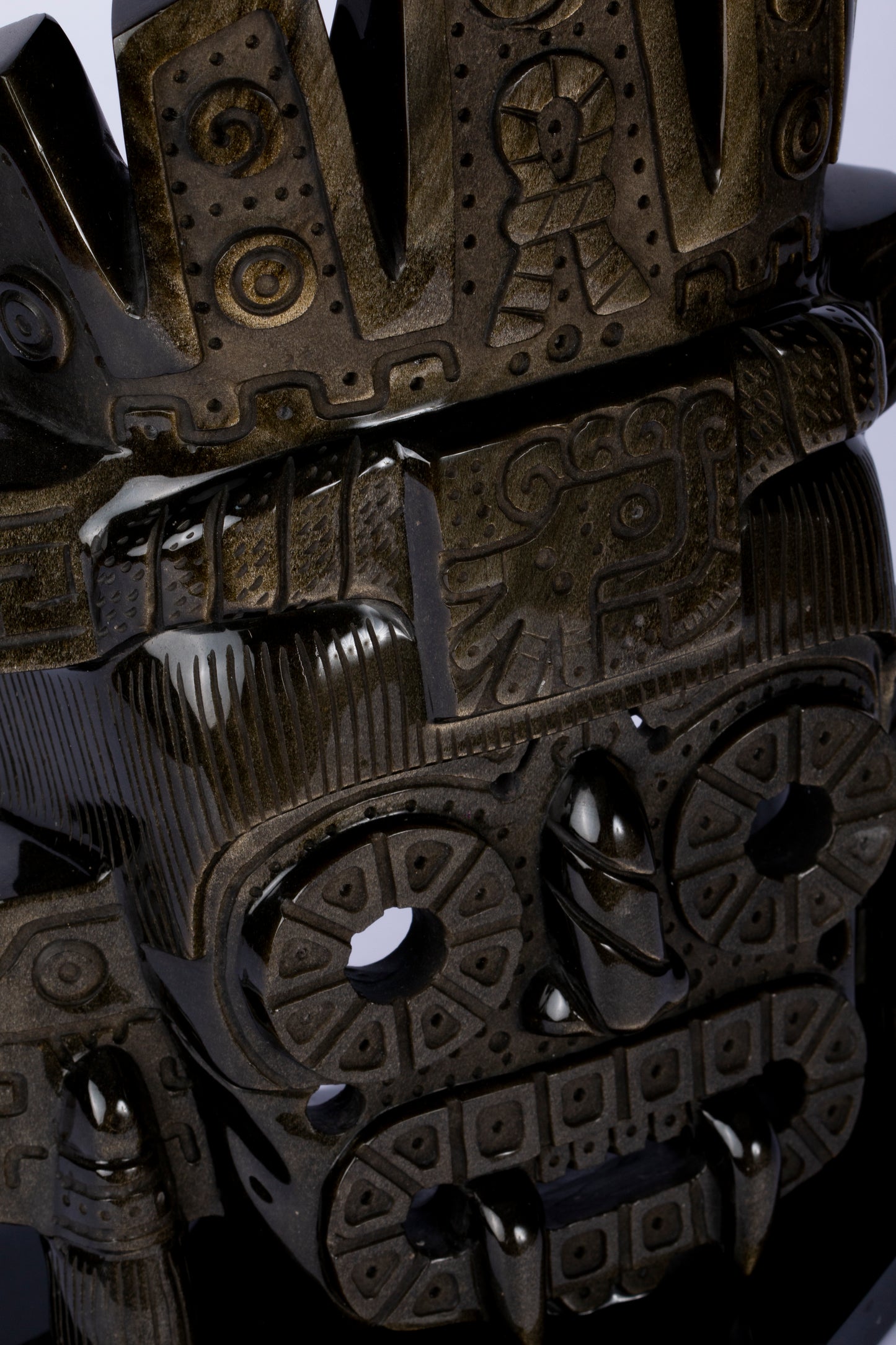 Máscara de Tezcatlipoca tallada en Obsidiana Dorada