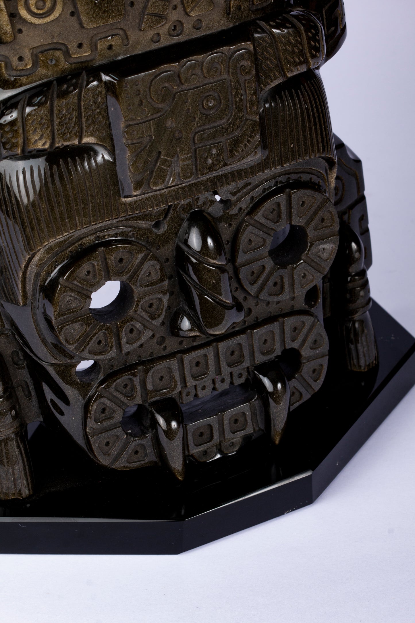 Máscara de Tezcatlipoca tallada en Obsidiana Dorada