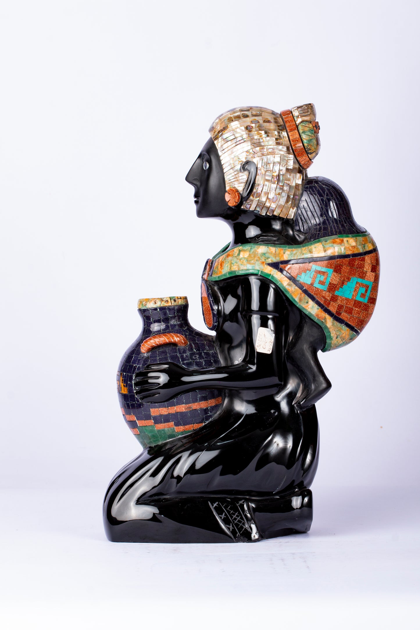 Mujer con Cántaro – Escultura en Obsidiana con Incrustaciones