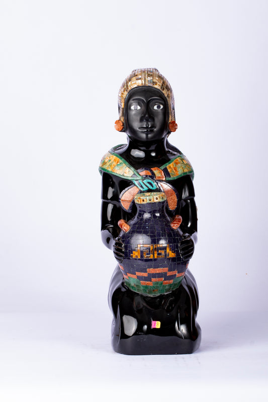 Mujer con Cántaro – Escultura en Obsidiana con Incrustaciones