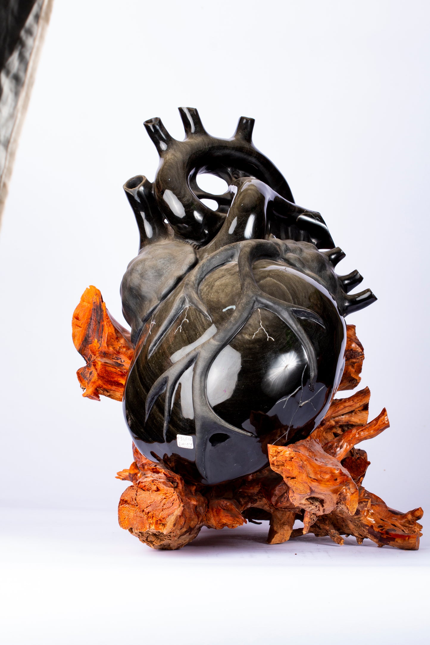 Corazón de Obsidiana – Escultura Orgánica sobre Madera