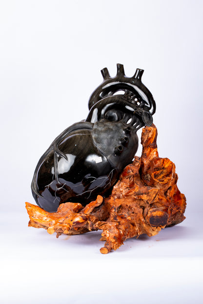 Corazón de Obsidiana – Escultura Orgánica sobre Madera