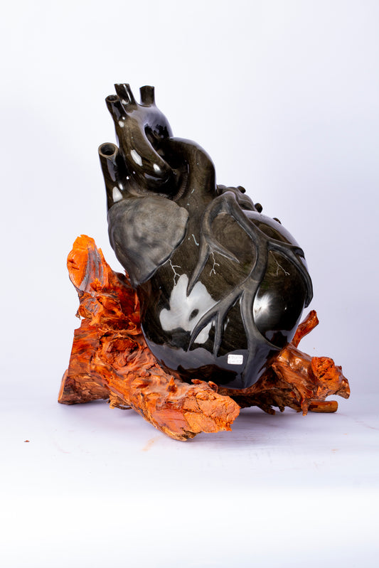 Corazón de Obsidiana – Escultura Orgánica sobre Madera
